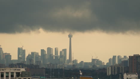 Toma-De-Lapso-De-Tiempo-De-Nubes-Oscuras-Volando-Sobre-La-Ciudad-De-Toronto-Con-Torre-Cn-Y-Cielo-Soleado