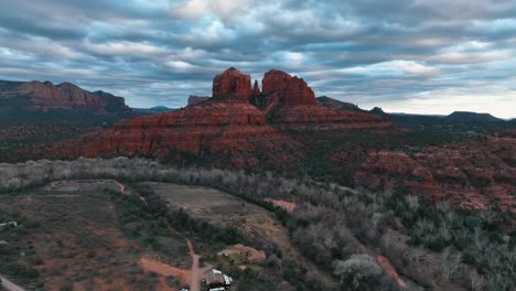 Berühmter-Kathedralenfelsen-Gegen-Dramatischen-Himmel-Auf-Malerischer-Landschaft-Von-Sedona-In-Arizona,-Usa