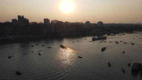 Puesta-De-Sol-En-El-Río-Buriganga-Con-Barcos-Y-Vistas-A-La-Ciudad-De-Dhaka