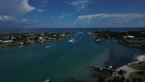 El-Río-Loxahatchee-Con-Lanchas-Rápidas-Desde-La-Perspectiva-De-Un-Dron-Aéreo-En-Un-Hermoso-Día-En-Florida