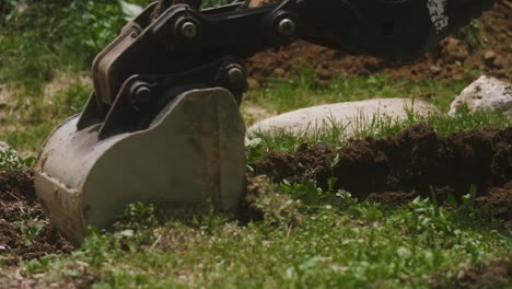 Excavator-bucket-digging-fresh-dirt