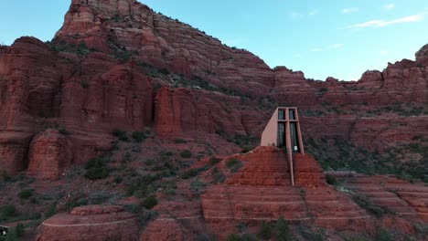 Kapelle-Des-Heiligen-Kreuzes,-Erbaut-Zwischen-Den-Roten-Felsen-Von-Sedona-In-Arizona,-Usa