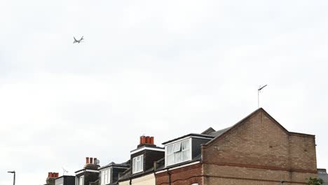 Plane-flying-back-to-Heathrow-over-Putney,-London