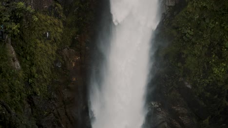 Touristen-Auf-Der-Aussichtsplattform-Des-Kesselwasserfalls-Des-Teufels-In-Der-Nähe-Von-Banos,-Ecuador