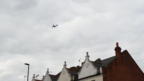 Plane-returning-to-Heathrow-over-Central-London,-United-Kingdom