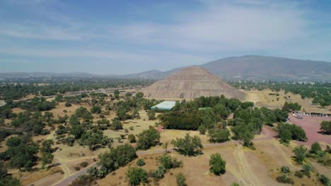 Aerial-view-towards-the-Teotihuacan-Pyramid-of-the-sun,-in-sunny-San-Juan,-Mexico