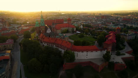 Beautiful,-Aerial-push-in-over-Krakow,-Wawel-castle
