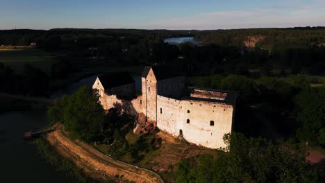 Ruinas-De-Kastelholm,-Hora-Dorada-De-Verano,-En-Aland,-Finlandia---Dando-Vueltas,-Vista-Aérea