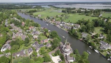 Blick-Aus-Der-Vogelperspektive-über-Loenen-In-Utrecht---Blick-Auf-Die-Historische-De-Hoop-Windmühle