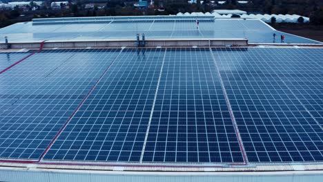 Oberfläche-Von-Blauen-Photovoltaik-Solarmodulen,-Die-Auf-Dem-Gebäudedach-Montiert-Sind,-Um-Sauberen-ökologischen-Strom-Zu-Erzeugen
