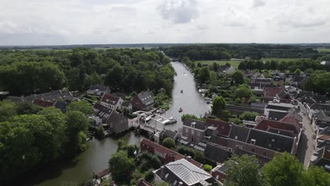 Drohnenansicht-über-Das-Malerische-Dorf-Loenen-Und-Seine-Zugbrücke-über-Dem-Flusskampf