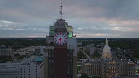 Lansing-Michigan-4k-Giro-De-La-Torre-Del-Reloj-Aéreo