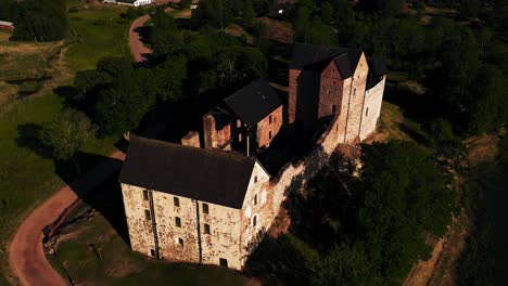 Castillo-De-Kastelholma,-Noche-De-Verano,-En-Aland,-Finlandia---ángulo-Alto,-órbita,-Antena