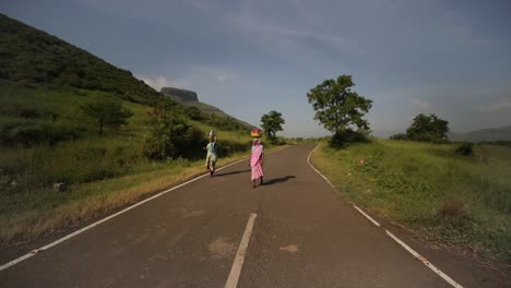 Einheimische-Frauen,-Die-Auf-Einer-Asphaltstraße-In-Der-Nähe-Von-Trimbakeshwar-In-Maharashtra,-Indien,-Spazieren-Gehen