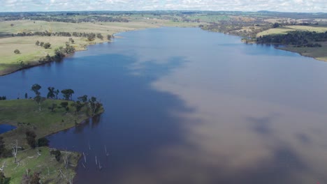 Reverse-serial-view-of-the-Upper-Coliban-Reservoir,-and-spillway,-central-Victoria,-Australia