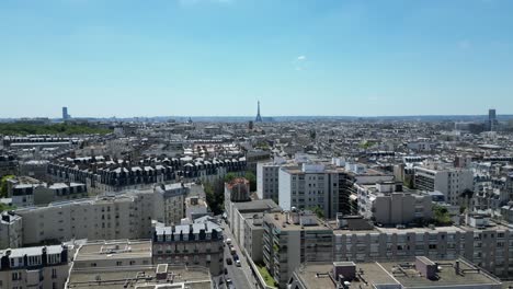 Drone-Volando-Sobre-La-Ciudad-De-París-Con-El-Famoso-Tour-Eiffel-En-El-Fondo,-París-En-Francia