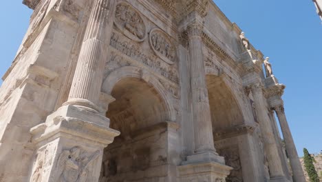 Largest-Roman-triumphal-Arch-of-Constantine-at-Piazza-del-Colosseo,-close-tilt-up