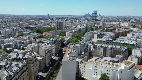 Stadt-Paris-Mit-Gerichtshof-Im-Hintergrund,-Frankreich.-Luftdrohnen-Panoramablick