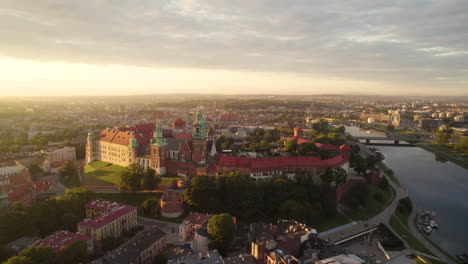 Historisches-Schloss-Wawel,-Polen,-Sonnenaufgang.-Schön.-Krakau.-Antenne