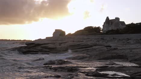 Coucher-de-soleil-sur-la-Pointe-de-Men-Meur-et-le-chateau-a-Guilvinec