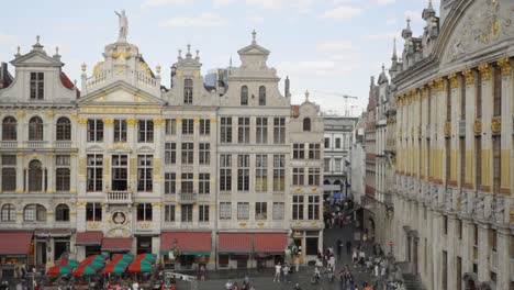 Gente-En-Grand-Place-,-La-Plaza-Central-De-Bruselas,-El-Patrimonio-Mundial-De-La-Unesco---Bélgica