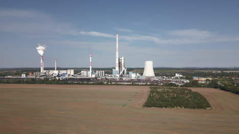 Kohlekraftwerk-In-Der-Mitte-Des-Feldes