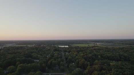 Eine-Panoramaaufnahme-Der-Wunderschönen-Landschaft-Bei-Sonnenuntergang-Von-Oben