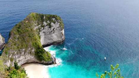 Iconic-tropical-cliff-view-with-sandy-beach-in-Bali,-view-from-above