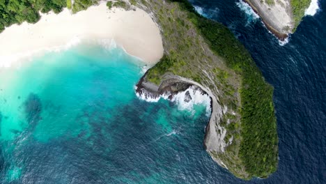 Majestätische-Luftaufnahme-Des-Gebiets-Nusa-Penida-Auf-Der-Bali-insel-Mit-Sandstrand-Und-Blauem-Ozean