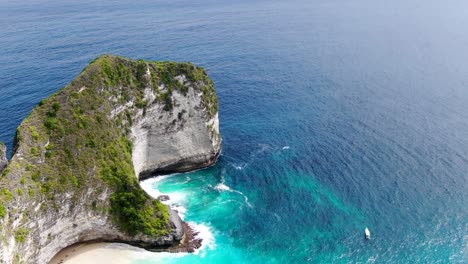 Iconic-Kelingking-beach-and-coastline-in-Bali-island,-aerial-view