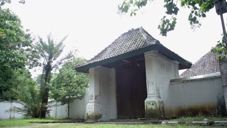 Torgebäude-Keraton-Kasepuhan-Cirebon-Wurde-Von-Prinz-Cakrabuana-Während-Der-Entwicklung-Des-Islam-Oder-Um-1529-Gegründet