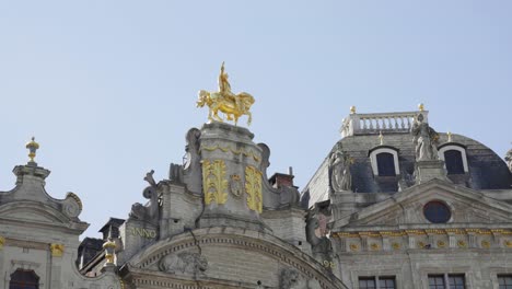 Estatua-Dorada-De-Jinete-En-El-Techo-De-La-Casa-De-Los-Cerveceros-En-Grande-Place---Bruselas,-Bélgica