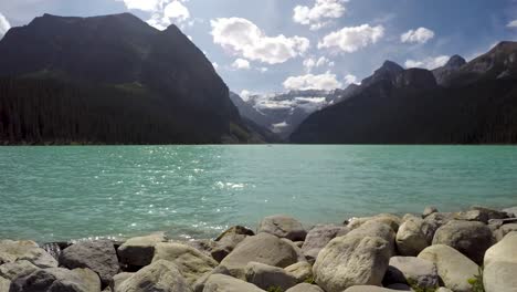 Lake-Louise-Zeitraffer-Vom-Seeufer-Mit-Blick-Auf-Die-Berge-Banff-Nationalpark-Alberta-Kanada