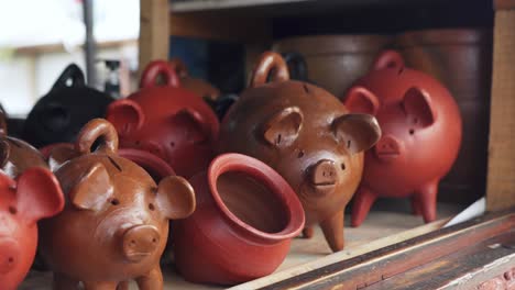 Local-Pottery-Made-With-Clay-Display-On-Market-In-Pomaire-Town-Near-Santiago,-Chile