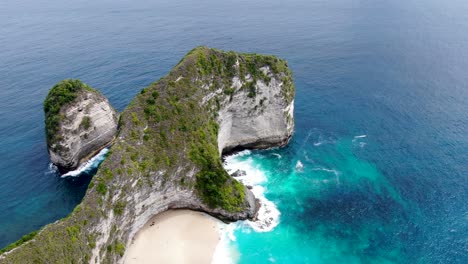 Iconic-coastal-view-of-Nusa-Penida-island-in-Indonesia,-aerial-view