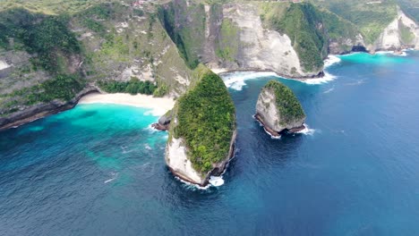 Exotic-Kelingking-beach-in-Nusa-Penida-island,-aerial-drone-view