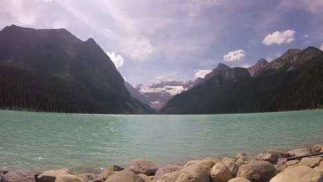 Costa-Del-Lago-Louise-En-El-Parque-Nacional-De-Banff-De-Verano