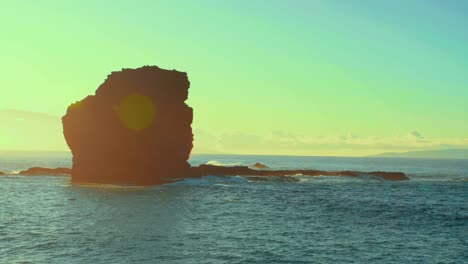 Iconic-Sweetheart-Rock-at-golden-hour-in-Shark's-Bay,-Lanai,-Hawaii---slomo-pan