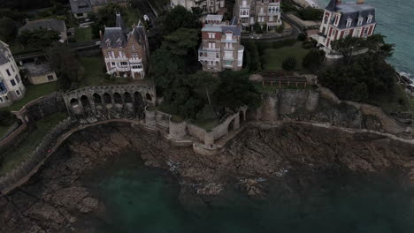 Fortification-walls-and-rocky-cliffs-along-Dinard-coast,-Brittany-in-France