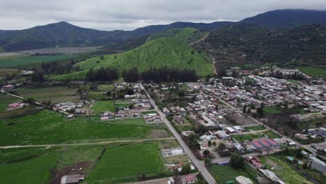 Pomaire,-Chilenische-Stadt-Am-Fuße-Des-Berges-Mit-Grünem-Feld-In-Melipilla,-Chile