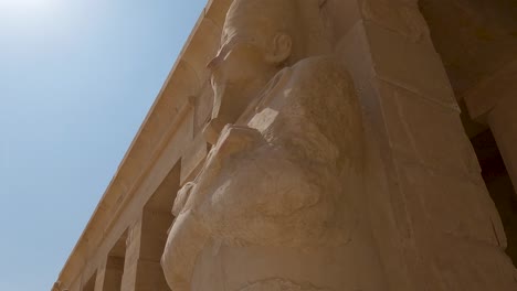Mit-Blick-Auf-Die-Pharao-Skulptur-Im-Tempel-Der-Hatschepsut-Mit-Langsamem-Schwenk-Nach-Unten