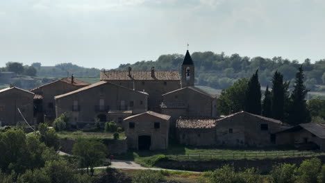 Campanario-De-La-Iglesia-En-El-Antiguo-Pueblo-Español,-Paisaje-Rural