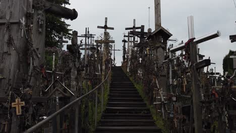 Hill-of-crosses-in-lithuania-1