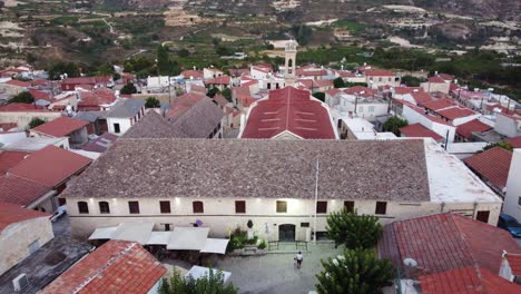 Luftdrohnenaufnahmen-Des-Traditionellen-Ländlichen-Dorfes-Omodos,-Limassol,-Zypern-5