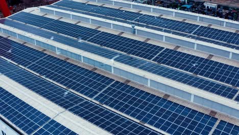 Dach-Eines-Industriegebäudes-Mit-Solarzellen-Darauf