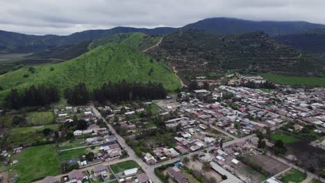 Comunidad-Artesanal-De-Pomaire-Con-Cordillera-Verde-En-Día-Nublado-En-Melipilla,-Chile