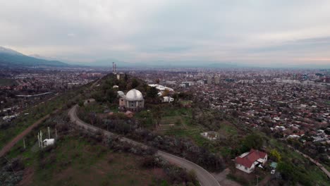 Órbita-Aérea-Del-Parque-Observatorio-Cerro-Calan-En-Las-Condes,-Santiago,-Chile