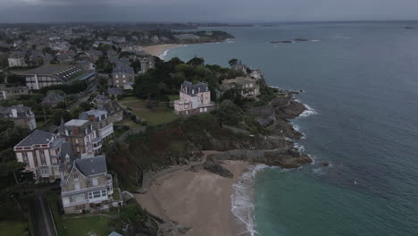 Old-English-style-houses-on-rocky-and-jagged-coast,-Dinard-in-Brittany