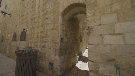 Puerta-Arqueada-Y-Muro-De-Piedra-En-La-Ciudad-Vieja-De-Jerusalén-En-Israel-Durante-El-Día