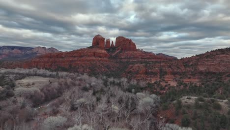 Sunset-Over-Cathedral-Rock-With-Overcast-In-Sedona,-Arizona